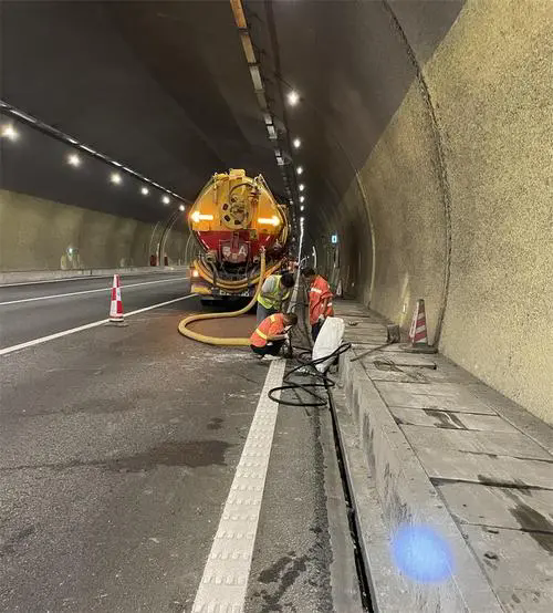 乌什隧道排水渠清淤